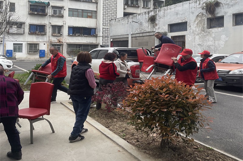 我为群众办实事||党建引领送温暖，，，，，爱心座椅进社区